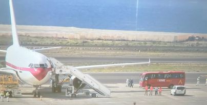 El avión con los españoles del crucero 'MV Hondius' despega de Tenerife