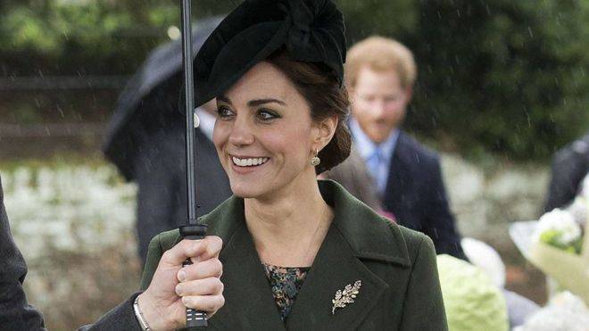 Kate Middleton deslumbra de verde navideño