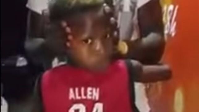 El vídeo de un niño que gira el cuello 180 grados se vuelve viral