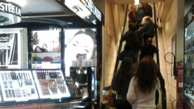 Un gran número de ciudadanos ha salido a comprar este domingo