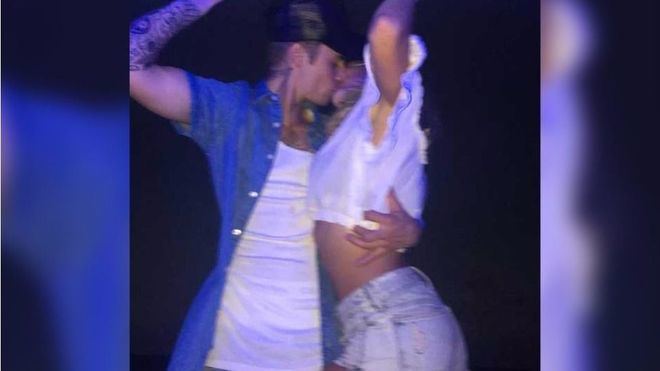 Justin Bieber sella su noviazgo con un beso público