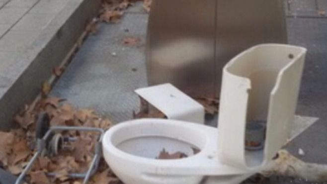 Una muestra del incivismo de algunos vecinos de Palma: un retrete en plena calle