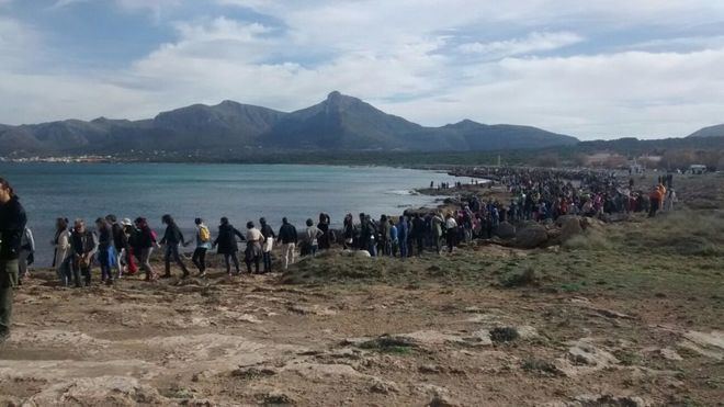 Cadena humana en plena playa