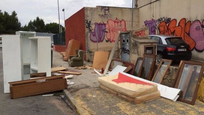 La basura se amontona en los Polígonos