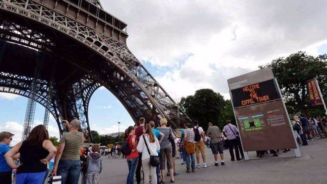 Cae el número de visitantes a la Torre Eiffel por los atentados en París