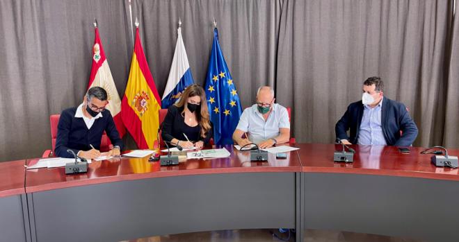 El Cabildo impulsa la movilidad sostenible y cede vehículos eléctricos al Hospital y a Puertos Canarios