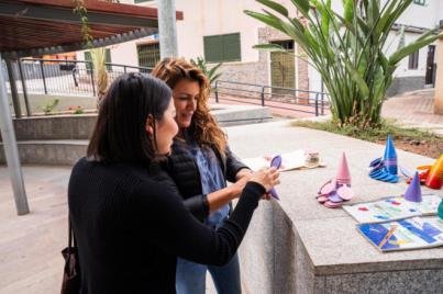 La Gomera transforma una tonelada de bolsas de plástico en pequeños contenedores de basura