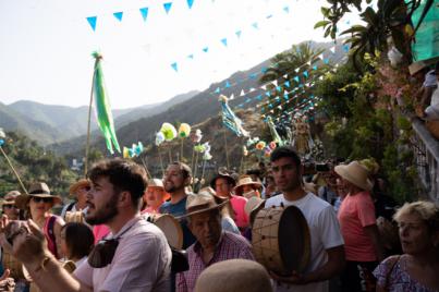 La Bajada extraordinaria reúne a miles de personas en Vallehermoso