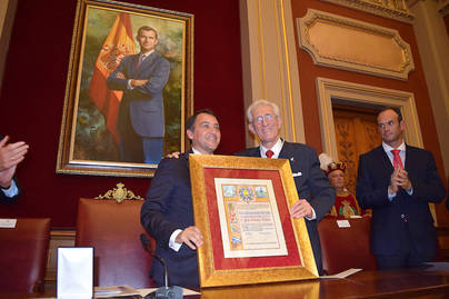 Jean Dekany recibe en el Ayuntamiento el título de Hijo Adoptivo de la ciudad