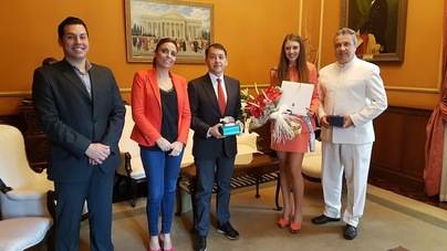 El alcalde recibe a la Reina del Hogar Canario Venezolano