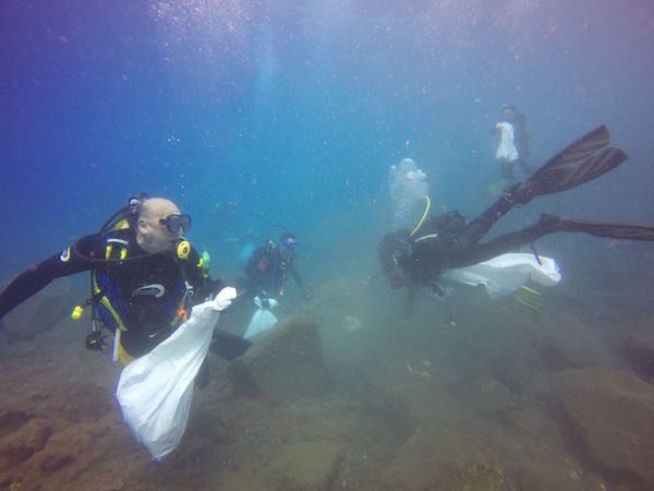 La Fundación Santa Cruz Sostenible limpia el fondo marino de la playa de Las Teresitas
