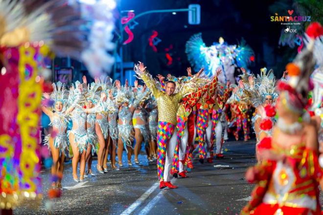 La primera noche de las fiestas reúne a miles de carnavaleros en el centro de Santa Cruz