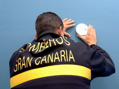 El Consorcio de Emergencias de Gran Canaria resalta que instalar detectores de humo en las viviendas evita incendios y salva vidas