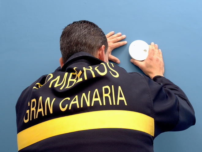 El Consorcio de Emergencias de Gran Canaria resalta que instalar detectores de humo en las viviendas evita incendios y salva vidas