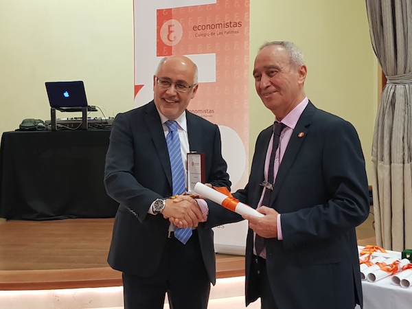 El Colegio de Economistas de Las Palmas distingue al presidente del Cabildo
