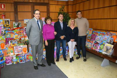 El Colegio de Abogados de Santa Cruz hace entrega de juguetes y regalos de Reyes para los niños de la ciudad