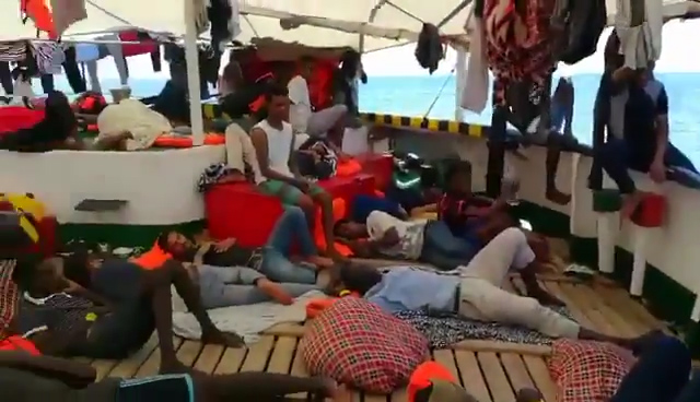 Open Arms a la espera de una decisión para desembarcar