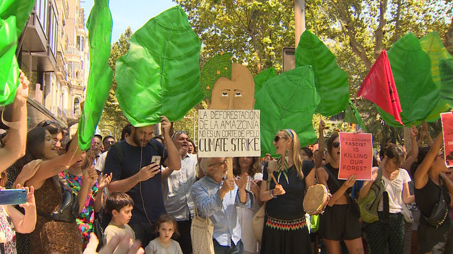 Más de 200 personas exigen la dimisión de Bolsonaro ante el Consulado de Brasil en Barcelona