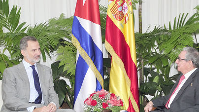El medio oficial cubano 'Granma' publica la foto de la vista del Rey a Raúl Castro