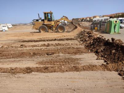 El Ayuntamiento bloquea los accesos a la parcela de Hoya del Pozo para evitar las acampadas de las caravanas