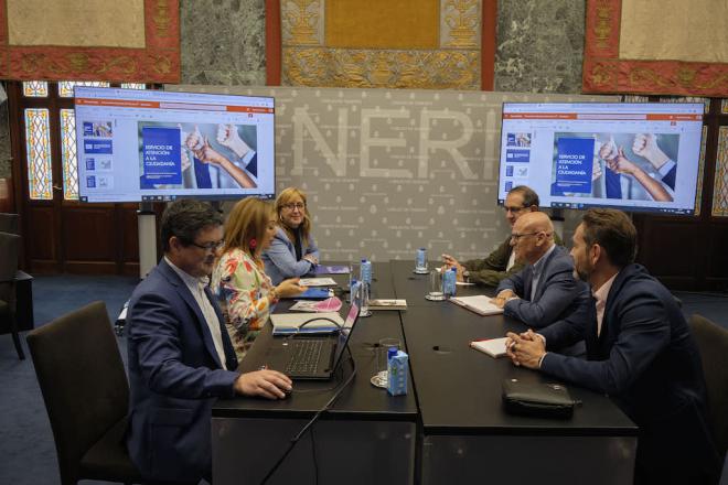 El Diputado del Común pone como ejemplo al Cabildo de Tenerife en atención a la ciudadanía