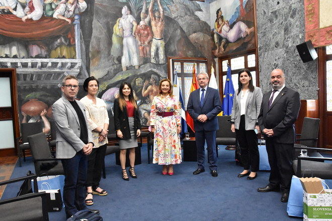El Cabildo recibe al embajador de Eslovenia junto a una delegación comercial del país
