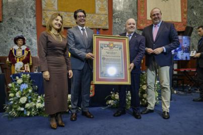 El Club Deportivo Tenerife recibe la Medalla de Oro de la isla