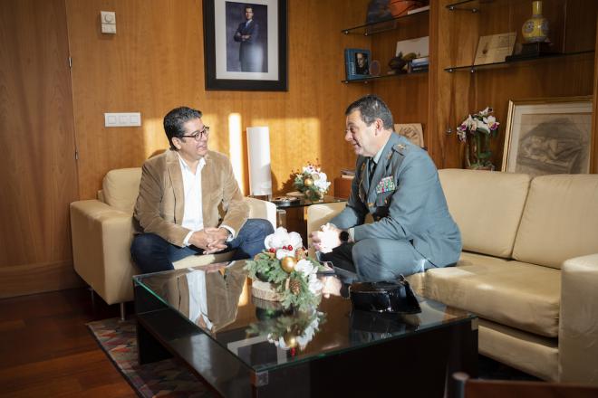 Pedro Martín recibe al general jefe de la Guardia Civil en Canarias