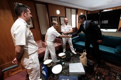 Pedro Martín recibe al comandante del Juan Sebastián Elcano