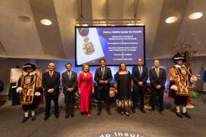 El Cabildo otorga la Medalla de Oro de la isla a la AECC y a la Real Academia de Medicina de Canarias