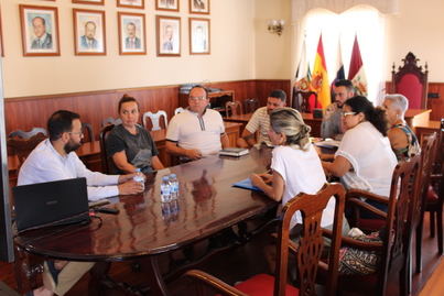 Los grupos políticos y SOS Salvar la Playa de San Marcos reciben información
