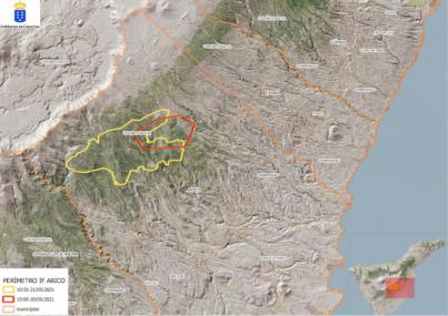Más de 250 efectivos terrestres y 7 medios aéreos trabajan en la extinción del incendio forestal declarado en Arico