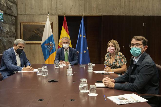 Torres y Sánchez presiden la reunión preparatoria de la Comisión Mixta que afrontará la crisis volcánica