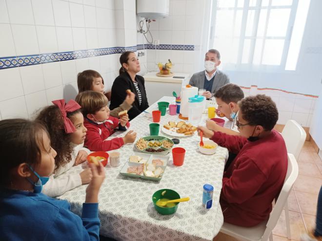 El proyecto Canguro atiende a una quincena de menores de familias monoparentales