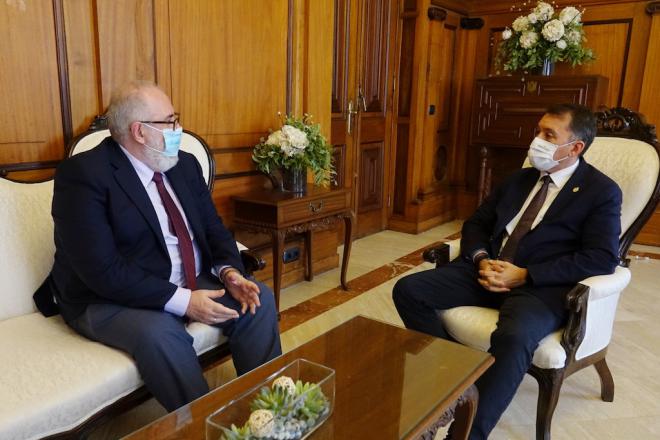 Santa Cruz coordina con la CEOE-Tenerife propuestas para recuperar la economía