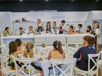 Una treintena de ‘pequechef’ participan en el taller de cocina solidario de Ashotel y Cruz Roja capitaneados por Luna Zacharias