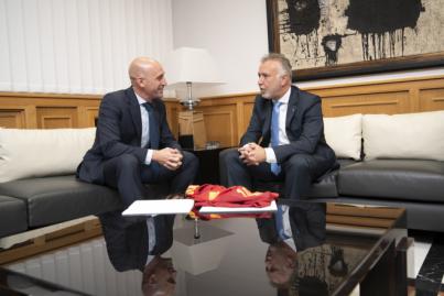 Torres traslada a Rubiales la predisposición de Canarias para el Mundial de Fútbol de 2030 si se elige la candidatura de España y Portugal