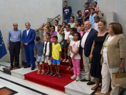 Román Rodríguez traslada a niños saharauis el apoyo de Canarias