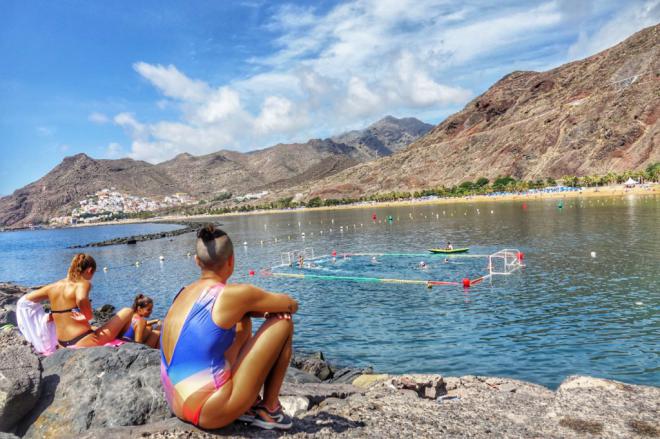 Santa Cruz pone en marcha un campo flotante de waterpolo en Las Teresitas