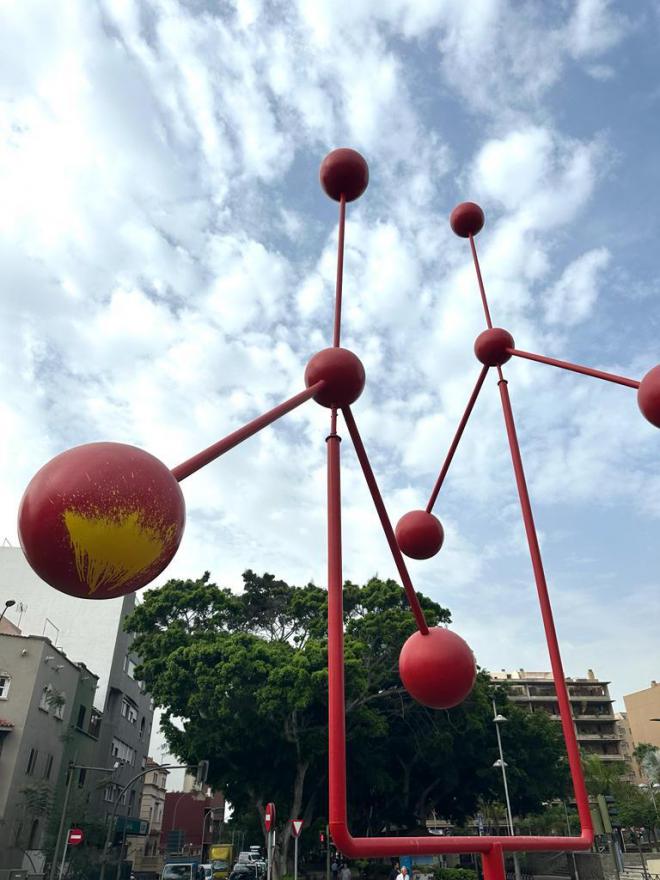 Lanzan pintura a la escultura de la plaza de la República Dominicana