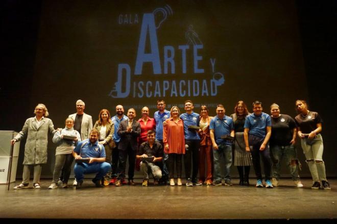 Santa Cruz se tiñe de color naranja con la gala “Arte y Discapacidad”