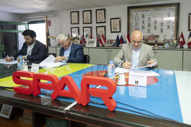 Spar Gran Canaria y COAGRISAN renuevan el convenio del tomate de la aldea