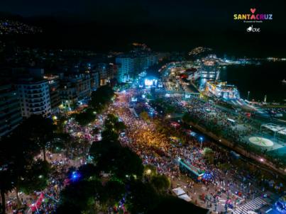 El Carnaval de Santa Cruz de Tenerife desborda sus previsiones con una Piñata multitudinaria