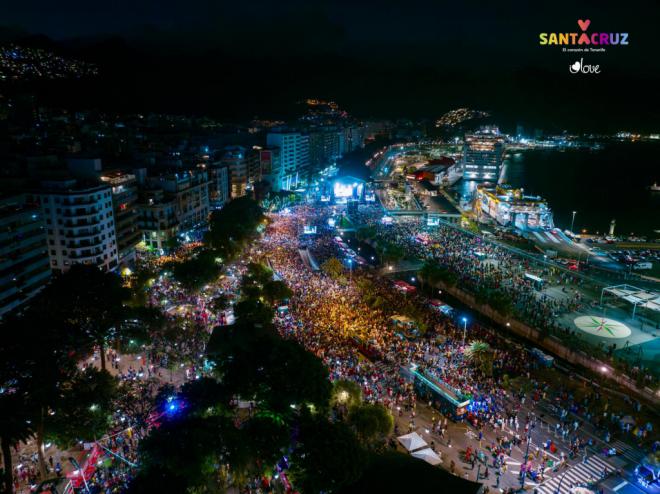 El Carnaval de Santa Cruz de Tenerife desborda sus previsiones con una Piñata multitudinaria