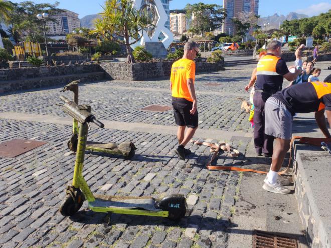 Protección Civil recupera tres patinetes y una moto en el litoral del Castillo Negro