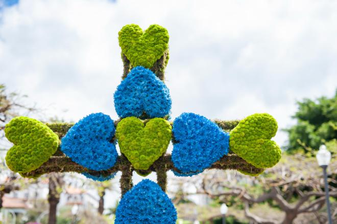 Santa Cruz engalana las calles de la ciudad con 62 cruces de flores artesanales