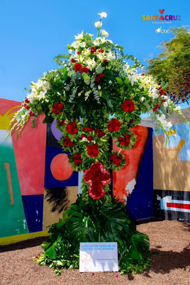La Asociación de Vecinos San Gerardo gana el Concurso de Cruces de Flores Naturales
