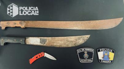 Detenido tras amenazar con varios machetes de grandes dimensiones a dos personas en un bar