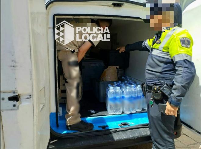 La Policía Local ordena la retirada de alimentos destinados a tres colegios por transporte irregular