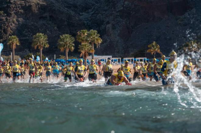 Éxito de convocatoria de la Tenerife Swimrun en la playa de las Teresitas